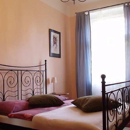 Pension Atelier 12 Прага Екстериор снимка