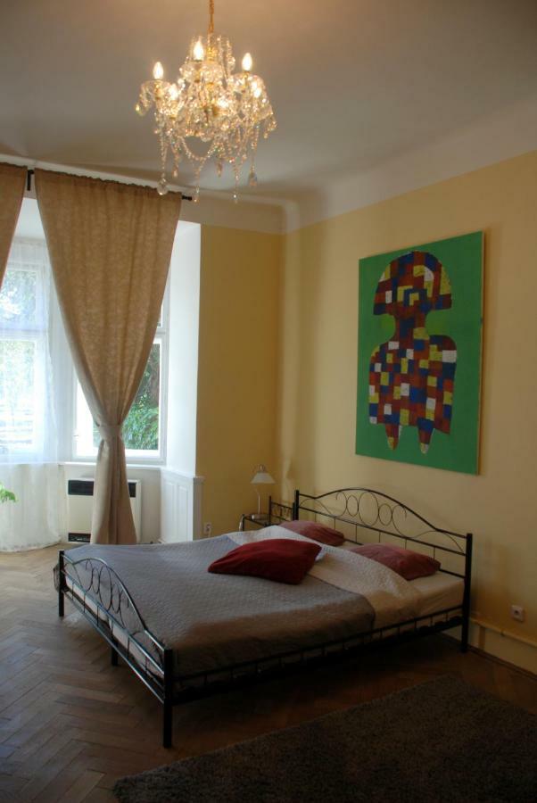 Pension Atelier 12 Прага Екстериор снимка