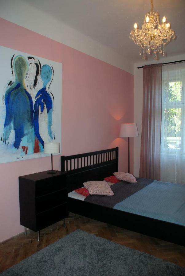 Pension Atelier 12 Прага Екстериор снимка